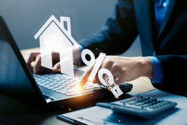 Gayrimenkul yatırımı konsepti, ve faizli kilit ev, mülk değeri, sanal ekranlarda online gayrimenkul. ev arama, arsa fiyatı, emlak vergisi, emlak piyasası