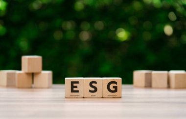 ESG çevre, sosyal ve yönetim kavramı. Tahtada ESG kelimeleri, sürdürülebilir organizasyon gelişimi kavramı. Kirliliği ve karbon emisyonunu azaltmak için yenilenebilir kaynaklar