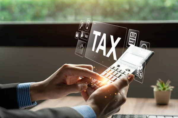 税控除計画の概念 事業収支を計算するビジネスマンは減税を準備する 個人及び法人が納付する付加価値税 所得税及び財産税 — ストック写真