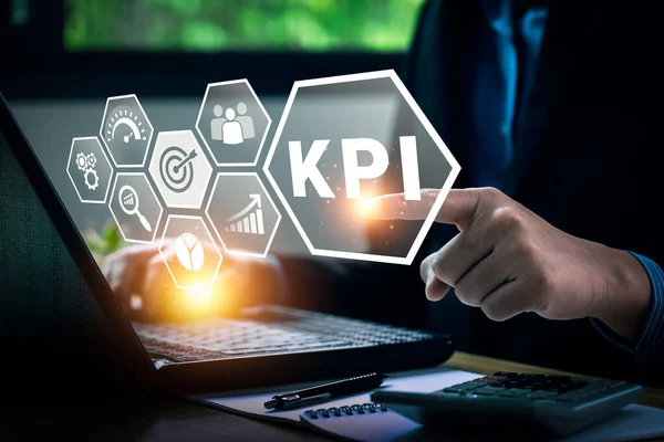 KPI anahtar performans göstergesi iş teknolojisi kavramı. İşletme yöneticileri planlanan hedeflere karşı başarıyı ölçmek ve iş süreci verimliliğini artırmak için iş haberleri metriklerini kullanıyorlar