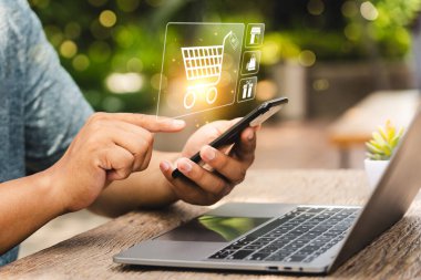 Çevrimiçi alışveriş kavramı, işadamı çevrimiçi mağazalardan ve İnternet, ecommerce mağazasından ürünler satın almak için akıllı telefon kullanıyor, çevrimiçi ticaret, kolaylık, rekabetçi fiyat