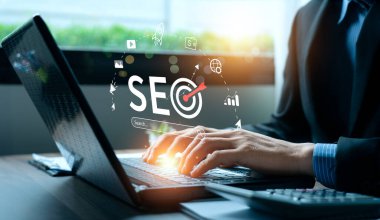 İş adamları SEO araçları kullanır, çevrimiçi potansiyeli açığa çıkarırlar. Görüş mesafesini arttırmak, organik trafiği çekmek ve stratejik optimizasyon teknikleriyle arama motoru sıralamasına hakim olmak. dijital pazarlama