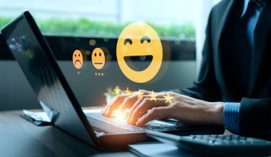 Müşteri memnuniyeti araştırması konsepti. İş adamları hizmet deneyimini ve ürün kalitesini veya personel arkadaşlığını ve fiyatın genel değerini değerlendirir. bilgi, değişiklik, iyileştirme