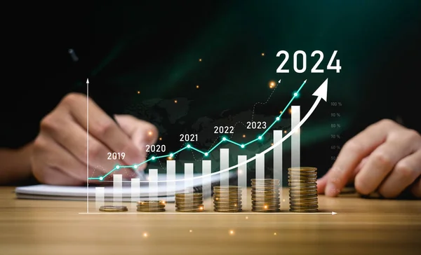 Crecimiento Del Negocio Financiero Concepto 2024 Empresario Calcular Los Ingresos — Foto de Stock