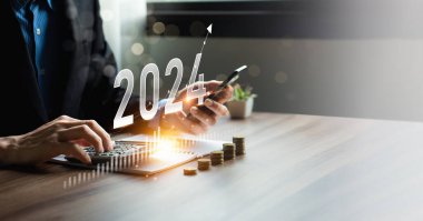 2024 yılında sürdürülebilir iş büyümesi, dijital artırılmış gerçeklik grafikleri olan iş adamları analizi karlılığı, uzun vadeli yatırımlar için mali verileri hesaplayan iş adamı