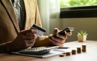 Kredi kartı kullanan bir işadamı, iş adamı ya da girişimci, online alışveriş, e-ticaret, mobil banka uygulaması kullanarak işlem yapıyor. çevrimiçi ödeme, e-ticaret için güvenli işlemler