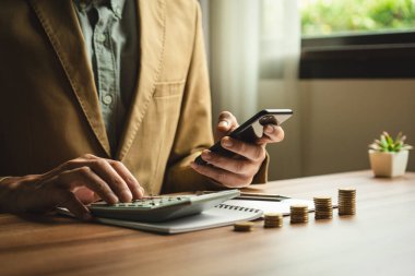 İşadamı yatırım gelirini hesaplar, finans sektörü yatırımları riskleri analiz eder, araştırma şirketlerini inceler, uzmanlara danışır, finansal hedefler için akıllıca plan yapar. Sigorta şirketleri, yatırım fonları, hisse senetleri