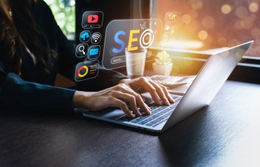 İş adamları SEO araçları kullanır, çevrimiçi potansiyeli açığa çıkarırlar. Görüş mesafesini arttırmak, organik trafiği çekmek ve stratejik optimizasyon teknikleriyle arama motoru sıralamasına hakim olmak. dijital pazarlama