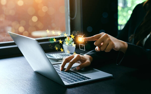 Концепция исследования удовлетворенности клиентов. деловая женщина оценивает опыт обслуживания и качество продукции или дружелюбие персонала и общее соотношение цены и качества. информация, исправление, улучшение