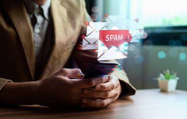 Akıllı telefon ve bilgisayar, şifre ve kişisel verileri kullanan kötü amaçlı yazılım konsepti. Siber suçlular, hackerler, virüsler, solucanlar, virüsler, virüsler, fidye virüsleri, casus yazılımlar, adware, botnetler, spam