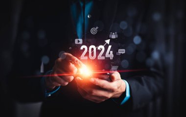 Finansal iş büyümesi 2024, dijital artırılmış gerçeklik grafikleri olan iş adamları analizi karlılığı, uzun vadeli yatırımlar için mali verileri hesaplayan iş adamı