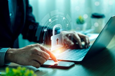 Siber güvenlik konsepti, kilit simgesi ve internet ağ güvenlik teknolojisi. Ekran asma kilit ve şifreleme, veri koruma yazılımı geliştirmek ağlarındaki savunmasızlığı azaltmak, teknoloji