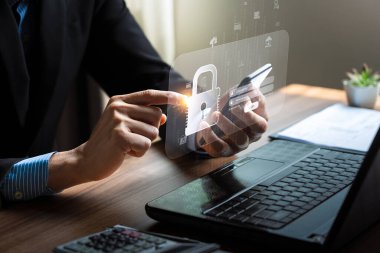 Siber güvenlik konsepti, kilit simgesi ve internet ağ güvenlik teknolojisi. Ekran asma kilit ve şifreleme, veri koruma yazılımı geliştirmek ağlarındaki savunmasızlığı azaltmak, teknoloji