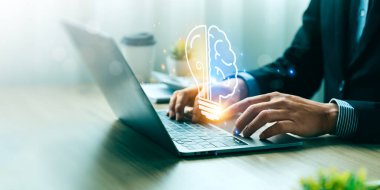 Yeni fikirler, yaratıcı teknoloji ve yaratıcılıkla iş büyümesi. Eğitim yaratıcılığı ve problem çözme. Yenilik, yaratıcı düşünme dijital teknolojisi. Yeni iş fikri kavramı. Merhaba teknik.