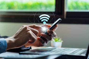 Wifi internet erişim kavramı, iş adamları kablosuz internet teknolojisine bağlanıyor. Hemen akıllı telefon ve yüksek hızlı acil durum noktası ile bağlantı kurun. Hızlı internet Wi-Fi paylaşımı. Çeşitli uygulamalarla çalışmak