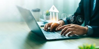 İş adamı mobil online bankacılık, ödemeler, dijital pazarlama kullanıyor. Finansal ve bankacılık ağı. Müşteri ağı bağlantısı ve çevrimiçi alışveriş simgeleri siber güvenlik, iş teknolojisi