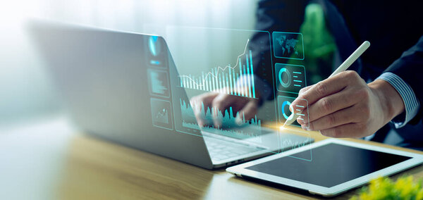 Бизнесмен, использующий ноутбук и анализирующий экономический рост, финансовый график и бизнес-инвестиции. стратегия планирования, статистика фондового рынка, тенденции фондового рынка, стратегия технического анализа, стоимость