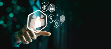 İK yönetim kavramı, bir örgüt içindeki insan kaynaklarının yönetilmesi, askere alma, eğitim, çatışma çözümü ve üretken bir organizasyonel kültürün teşvik edilmesi üzerine odaklanmaktır..