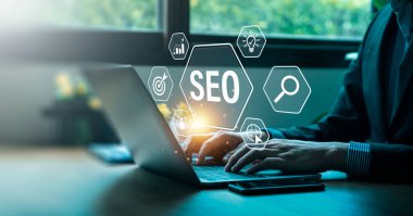 İş adamları SEO araçları kullanır, çevrimiçi potansiyeli açığa çıkarırlar. Görüş mesafesini arttırmak, organik trafiği çekmek ve stratejik optimizasyon teknikleriyle arama motoru sıralamasına hakim olmak. dijital pazarlama