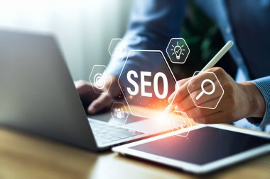 İş adamları SEO araçları kullanır, çevrimiçi potansiyeli açığa çıkarırlar. Görüş mesafesini arttırmak, organik trafiği çekmek ve stratejik optimizasyon teknikleriyle arama motoru sıralamasına hakim olmak. dijital pazarlama