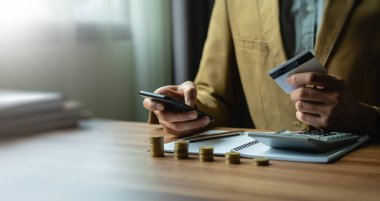 Ofiste Kredi Kartı ve Smartphone ile Finans Yönetimi, Birikimleri Birikmiş Para ve Hesaplayıcı ile Hesaplama, Modern Teknoloji ile Dijital Ödemeler ve Çevrimiçi Bankacılık