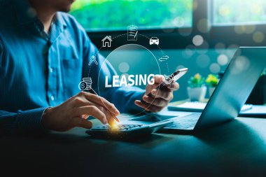 Kiralama Holografik Simgeleri, Mali ve Kiralama Yönetimi Konsepti, Mülkiyet, Araba ve Kontrat Yönetimi ve Yatırım Planlama, Mali Anlaşmaları ile Telefon ve Hesaplayıcı Kullanan İşadamı