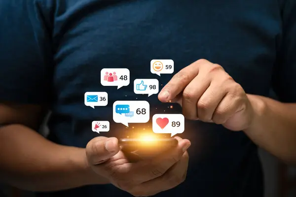 Ekranda gösterilen Çoklu Sosyal Medya Bildirimleri ile akıllı telefon kullanan genç adam, Dijital İletişim ve Sosyal Ağ, Teknoloji Etkileşimi ile Meşgul Yaşam Tarzı