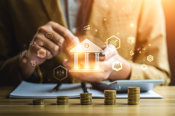 Бизнесмен с помощью смартфона и калькулятора с банковскими и финансовыми голографическими иконками, концепция цифрового управления финансами