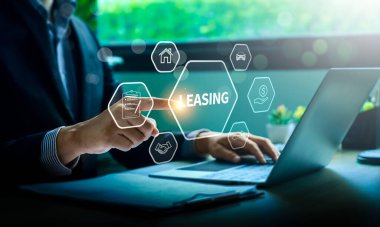 Kiralama Seçenekleri ve Araçlar İçin Finansal Anlaşmaları Analiz İçin Dijital Arayüz Kullanan İşadamı, Maliye, Kontrat Yönetimi ve Yatırım Planlama Simgeleri