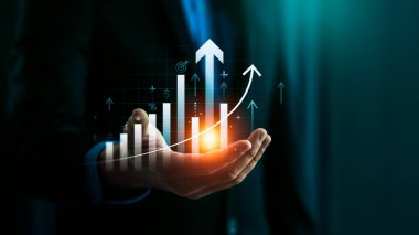 Artan Çubuk Grafik Büyümesi, Finansal Başarı ve Oklarla Ekonomik İlerleme Pozitif Eğilimleri, Artan Kârlar, Yatırım ve Stratejide Geleceğin Fırsatları