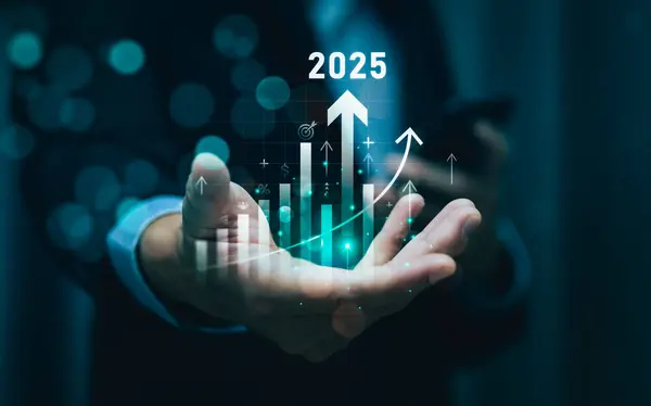 Hand Holding 2025 Dijital Çubuk Grafikleri ve Oklarıyla Finansal Büyüme Projesi İş Başarı, Stratejik Planlama ve Ekonomik Gelecek Kârlılığı ve Piyasa Genişlemesi Öngörüsü