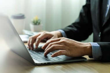 Uzaktan Kumanda Bilgisayarında Uzaktan İşletme Profesyonelliğinin Kapanışı Kahve fincanı ve Ofis Malzemeleri, Verimlilik ve Modern Çalışma Alanında Odaklanma