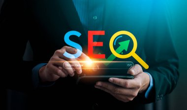 SEO Konsepti, Arama Motoru İyimser Stratejisi, Büyütme Gözlüğü, Yükselen Ok Temsilcisi, Çevrimiçi Pazarlama, Web Sitesi Sıralaması, Web Trafik Geliştirme Stratejisi ile Sayısal Tablet Kullanan İşadamı