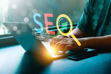 SEO Görselleştirme ve Arama Motorunu optimize etme araçları, Laptop Klavyesinde Eller Yazma, Web Arama Arayüzü ve Çevrimiçi Varlıkta Büyümeyi Gösteren Oku Vurgulama Konsepti