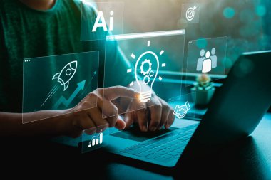 Roket, Ampul ve Analitik Simgeler de dahil olmak üzere Yapay Zeka, Yenilik ve İş Büyüme Konseptlerini gösteren Geleceğin Arayüzü Dizüstü Bilgisayarı kullanan kişi