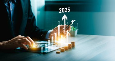 Modern Ofiste Yükselen Finansal Grafikler, Biriken Paralar ve Profesyonel Kullanım Hesaplayıcı ve Akıllı Telefon ile 2025 İşletme Gelişimi Projesi, Geleceğin İşletme Başarısı İçin Ekonomik Gelişme