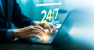 Eller Laptop 'ta 7 / 24 Hizmet Simgesi Gösterilen, Müşteri Desteğini Temsil eden, Teknik Yardım, Çevrimiçi Yardım ve İş ve Teknoloji Çözümleri İçin Sürekli Kullanılabilirlik