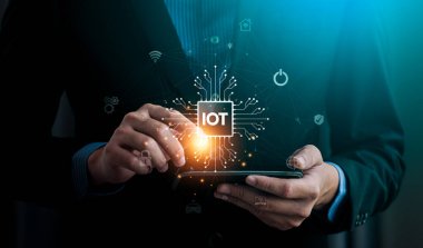 IoT Simgesi ve Bağlı Ağ Sembolleri ile Dijital Tablet Kullanan İşadamı Teknoloji, Yenilik ve Akıllı Aygıt Bütünleşmesi, Dijital Bağlantı ve Otomasyon İnternet Temsilcisi