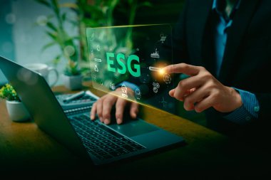 Sürdürülebilir Yatırım ve Kurumsal Sorumluluk Stratejileri Verileri (Çevresel, Sosyal, Yönetim) ESG 'yi Analiz Etmek için İş Profesyonel Kullanımı Laptop ve Etkileşimli Dijital Arayüzü