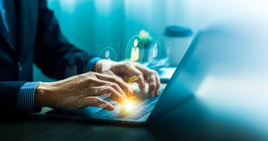 Sanal HR Arayüzü ile Dizüstü Bilgisayarda Yazan İşadamı, Dijital Aday Profilleri, İşe Alma Simgeleri ve İşe Alma ve Takım İnşaatı için Yenilikçi İnsan Kaynakları Yönetimi