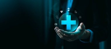 Telemedicine, Insurance ve Sanal Tıbbi Danışmanlık 'ı temsil eden İşadamı Tıbbi Haç Simgesi ve Dijital Sağlık Sembolleri Tutan Al-Power Sağlık İnovasyonu