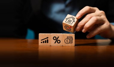 Gayrimenkul yatırımı, finansal planlama ve el yapımı ahşap bloklar ile iş büyüme stratejisi kavramı. Emlak yatırımı, mortgage oranı, kâr planlaması ve zenginlik yönetimi.