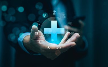 Telemedicine, Insurance ve Sanal Tıbbi Danışmanlık 'ı temsil eden İşadamı Tıbbi Haç Simgesi ve Dijital Sağlık Sembolleri Tutan Al-Power Sağlık İnovasyonu