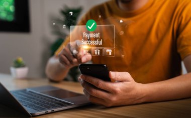 Akıllı telefon sahibi iş adamı cep telefonu uygulaması, dijital ödeme onayı konsepti, güvenli finansal işlem, fintech teknolojisi ile başarılı online ödeme yapıyor.