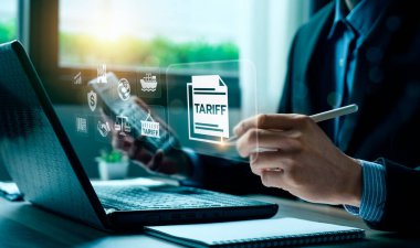 Ekonomik Politika Planlama ve Uluslararası İthalat Kontrolü İçin Tablet ve Laptop kullanan İşadamı ile Dijital Tarife Yönetimi ve Küresel Ticaret Sistemi Konsepti