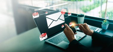 Akıllı telefon ve dizüstü bilgisayar kullanan iş adamları şüpheli bir yazılım uyarı e-posta bildirimi, spam algılama konsepti, phishing dolandırıcılık alarmı, siber güvenlik riski ve çevrimiçi koruma alıyorlar.