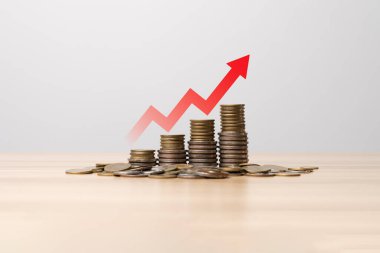 Yükselen kırmızı oklu paralar enflasyon kavramını, artan yaşam maliyetini, ekonomik baskıyı, mali istikrarsızlığı, para kaybını ve makroekonomik enflasyon eğilimini temsil ediyor.