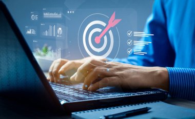 İş hedefi başarısı ve dijital kontrol listesi ve veri analiziyle hedef belirleme stratejisi, mali raporla birlikte dizüstü bilgisayar üzerinde çalışan iş adamı ve organizasyonda başarı için planlama kavramı