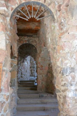Bishop Castle 'ın kurucusu ve kurucusu James (Jim) Roland Bishop vefat etti. Bishop Castle, Rye Colorado 'nun kuzeyinde yer alır ve her yıl binlerce ziyaretçi çeker.. 
