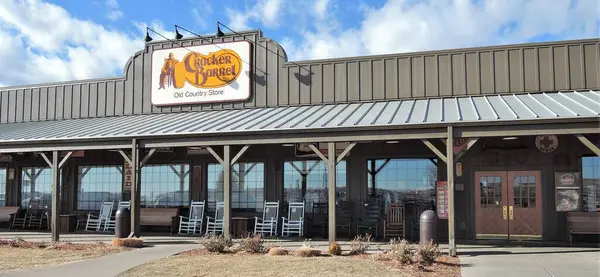 Cracker Barrel son zamanlarda logolarını ve restoranlarının içini değiştirdikleri için haberlere çıktı ve birçok müşteri değişikliklerden rahatsız.. 